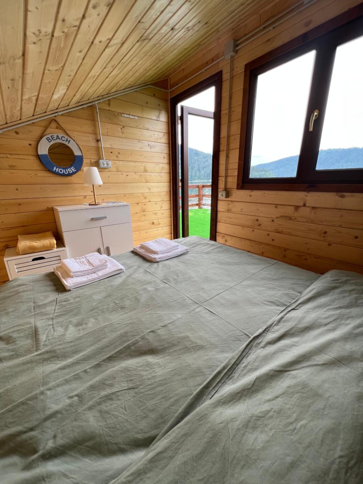 Holiday Bicaz Bungalows On The Lake Exteriör bild