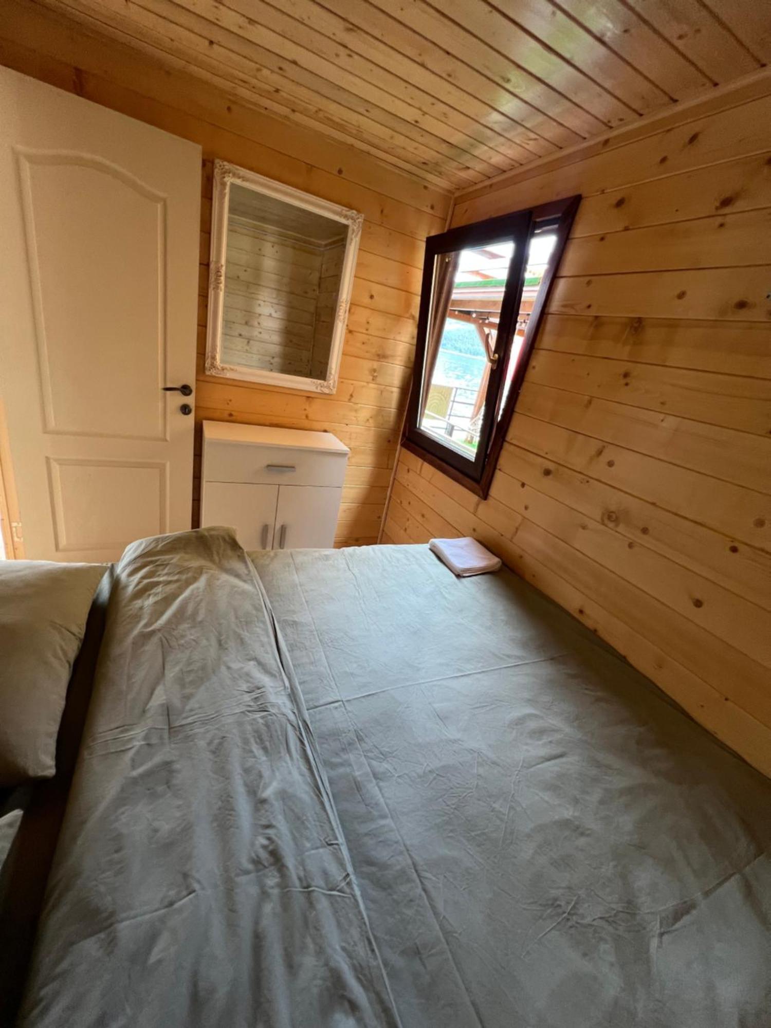 Holiday Bicaz Bungalows On The Lake Exteriör bild