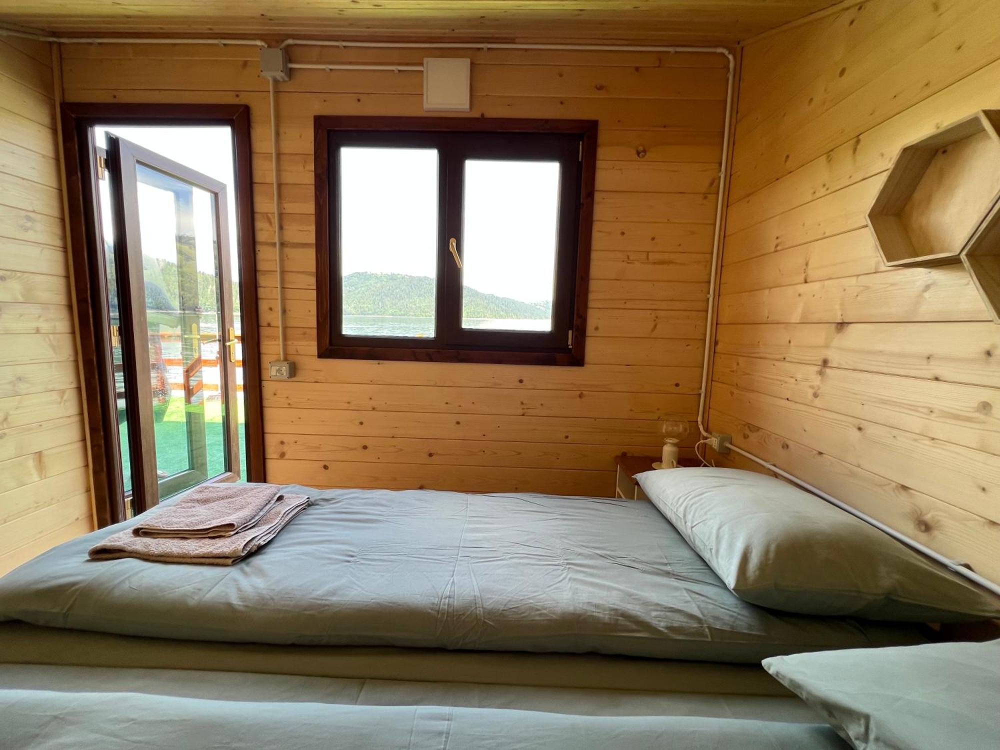 Holiday Bicaz Bungalows On The Lake Exteriör bild
