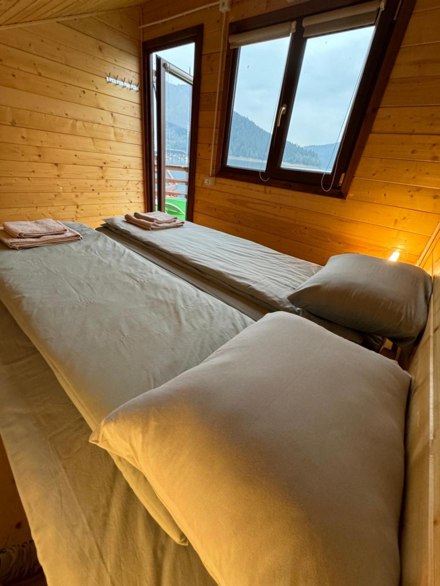 Holiday Bicaz Bungalows On The Lake Exteriör bild